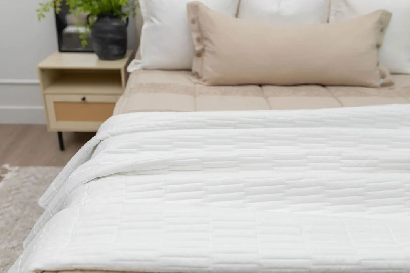 Recycled polyester blankets for an eco - conscious optionAlexandria Luxe Blanket