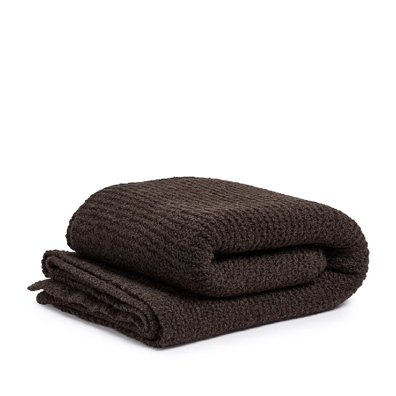 Linen blankets with a rustic and textured lookAlpaca knit blanket warm brown
