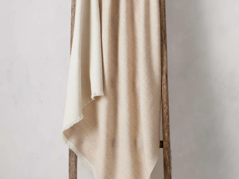 Linen blankets with a rustic and textured lookBaby Alpaca Throw