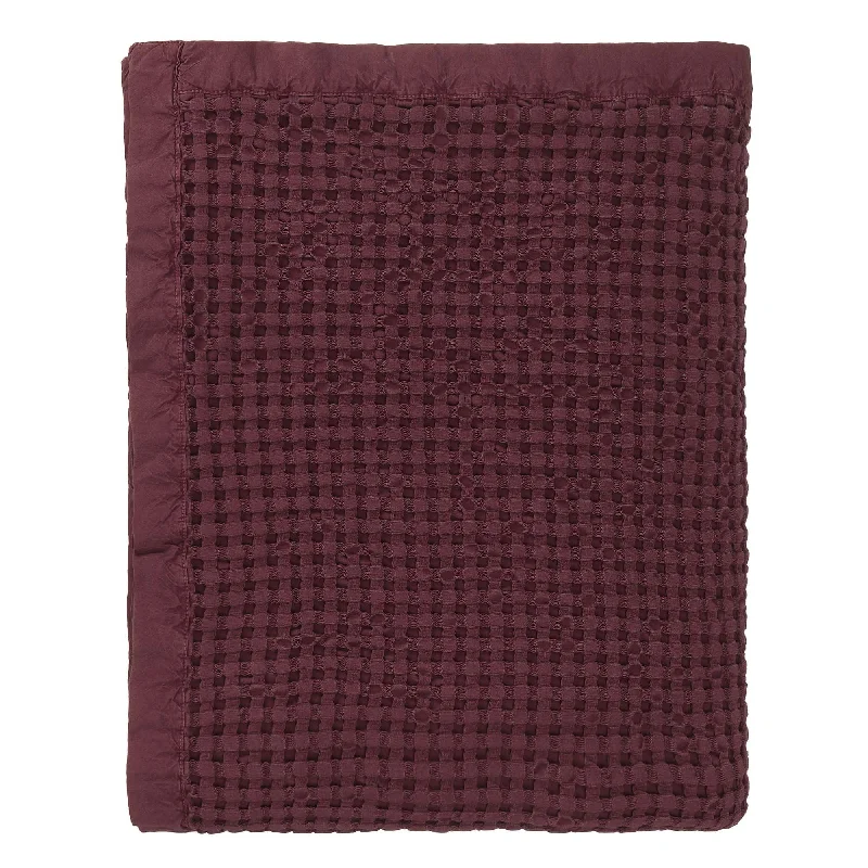 victorian style bedspreads with intricate embroidery for a classic and elegant touchVeiros Sao Cotton Quilt [Bordeaux red]