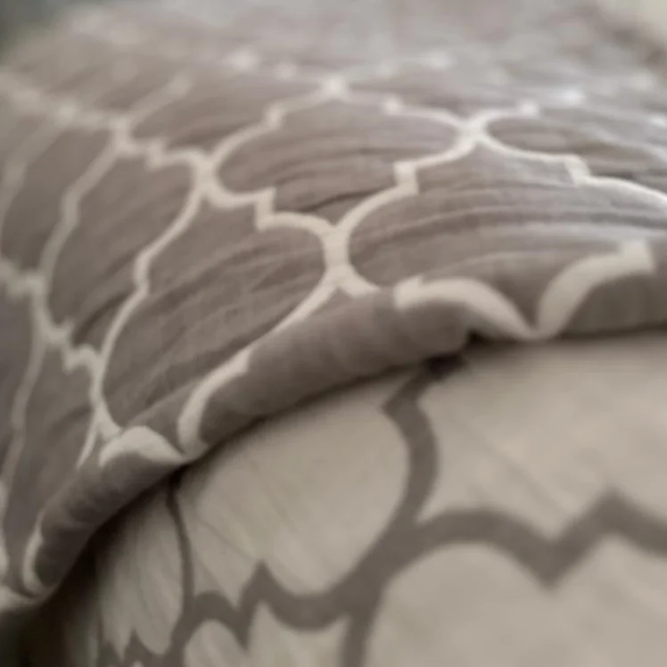 White/Grey Luxury Quilt (240 x 220cm)