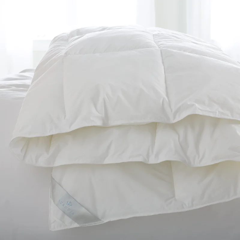 Cotton - filled comforters for a breathable and natural sleep experienceBergen Down-Free Comforter Cotton - filled comforters for a breathable and natural sleep experienceBergen Down-Free Comforter