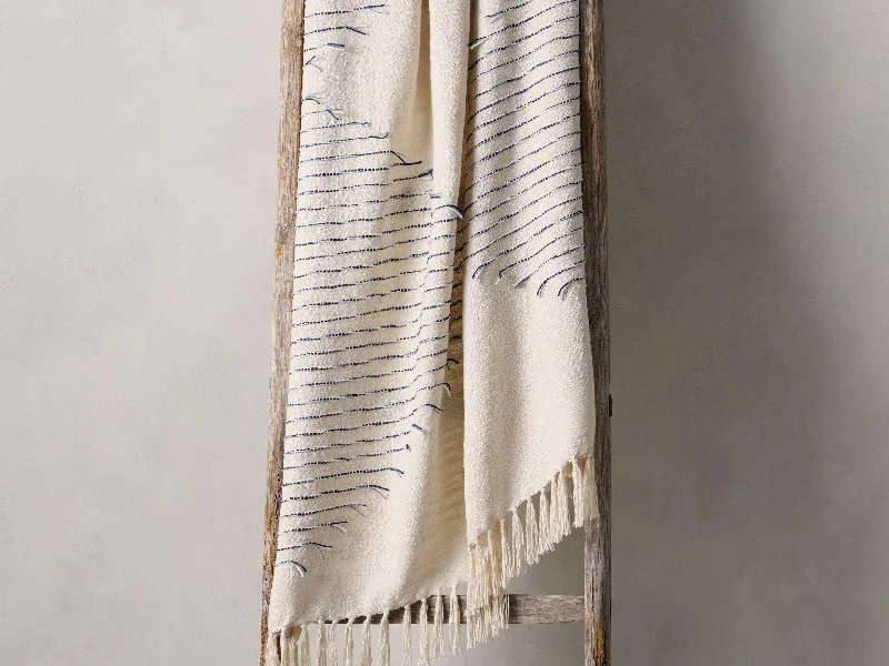 Chenille blankets with a thick and fuzzy textureCentros Outdoor Throw Blanket