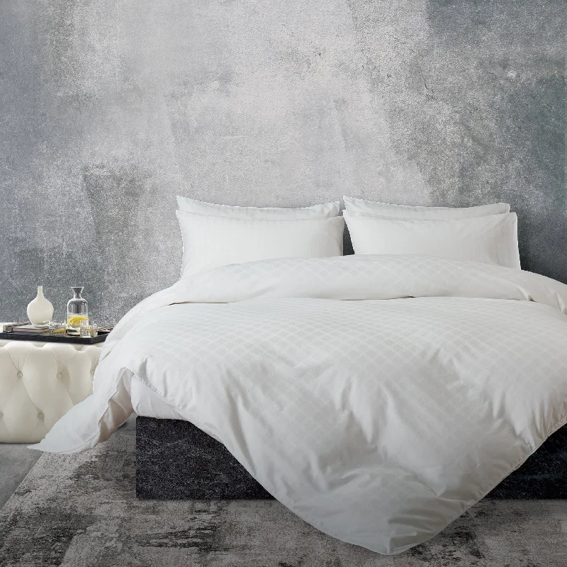Duck down comforters with a softer feel and good warmth retentionCharles Millen Queensberry Summer Quilt, BridGley Duck down comforters with a softer feel and good warmth retentionCharles Millen Queensberry Summer Quilt, BridGley