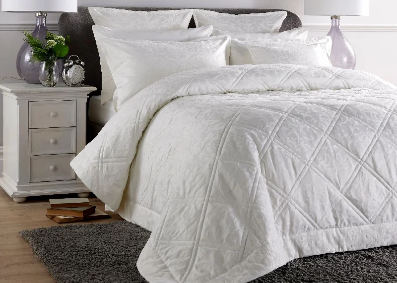 bohemian bedspreads with vibrant colors and patterns for an eclectic decorChristy "Venice" Jacquard Bedspread Sets in White bohemian bedspreads with vibrant colors and patterns for an eclectic decorChristy "Venice" Jacquard Bedspread Sets in White