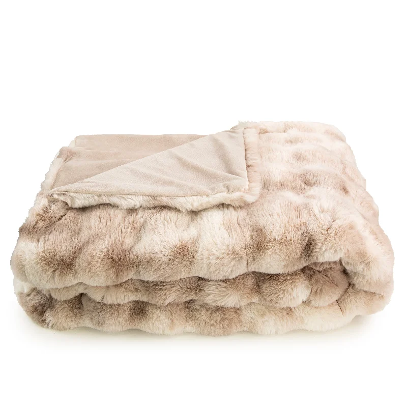 baroque style bedspreads with rich fabrics and elaborate designs for a luxurious lookFantasia - Natural Faux Fur Throw 150x200cm baroque style bedspreads with rich fabrics and elaborate designs for a luxurious lookFantasia - Natural Faux Fur Throw 150x200cm