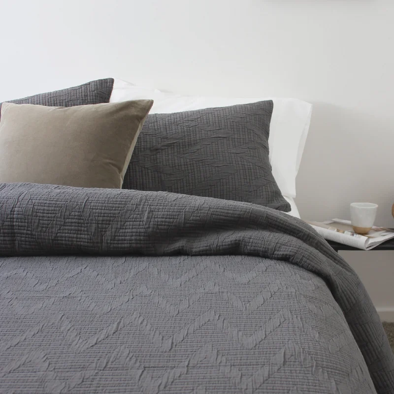 mid - century modern bedspreads with iconic shapes and colors for a stylish spaceGRANDE BEDSPREAD SETS & COVERLET SETS mid - century modern bedspreads with iconic shapes and colors for a stylish spaceGRANDE BEDSPREAD SETS & COVERLET SETS