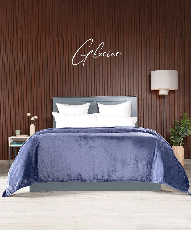 Fleece blankets for a cozy and plush textureHE Style me Solid Double Blanket, 290GSM, 100% Polyster, Glacier Fleece blankets for a cozy and plush textureHE Style me Solid Double Blanket, 290GSM, 100% Polyster, Glacier