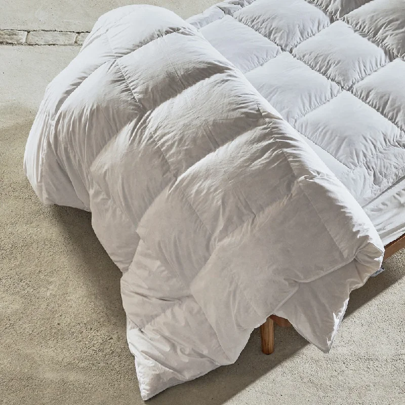 Synthetic fiber duvets filled with microfiber for a soft and lightweight feelHungarian Goose Feather & Down Duvet Synthetic fiber duvets filled with microfiber for a soft and lightweight feelHungarian Goose Feather & Down Duvet