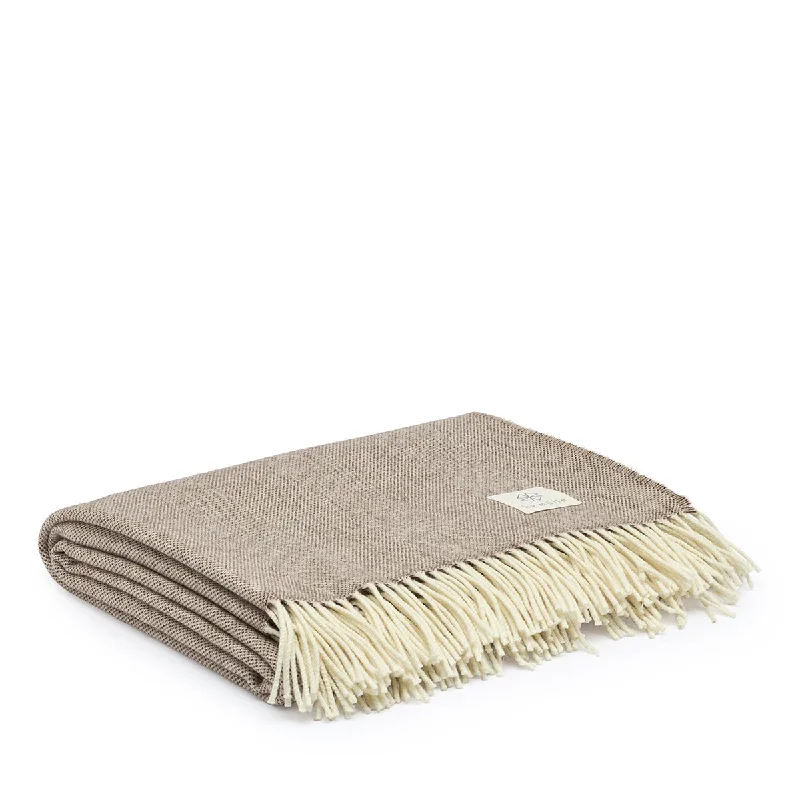 Linen blankets with a rustic and textured lookLambswool throw cocoa