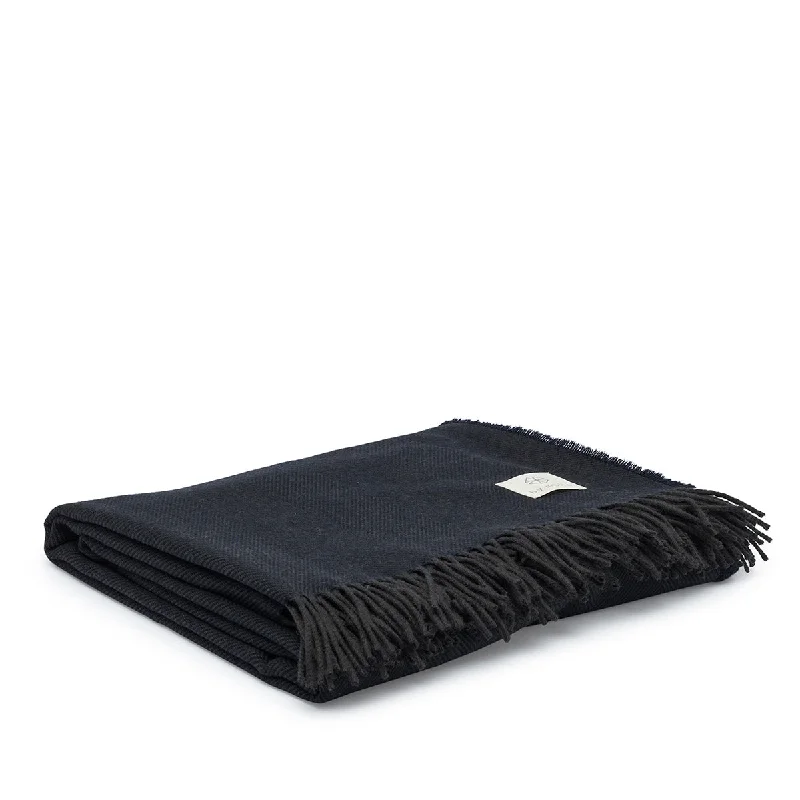 Cotton blankets for breathability and a lightweight feelLambswool throw midnight blue Cotton blankets for breathability and a lightweight feelLambswool throw midnight blue