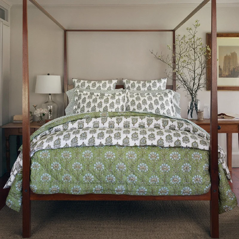 Synthetic fiber duvets filled with microfiber for a soft and lightweight feelNilay Leaf Organic Duvet Synthetic fiber duvets filled with microfiber for a soft and lightweight feelNilay Leaf Organic Duvet