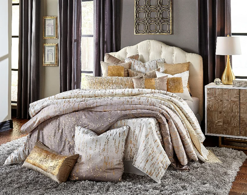 Silk - filled duvets for a luxurious and smooth sleeping experienceRaina Ivory Gold Duvet Silk - filled duvets for a luxurious and smooth sleeping experienceRaina Ivory Gold Duvet