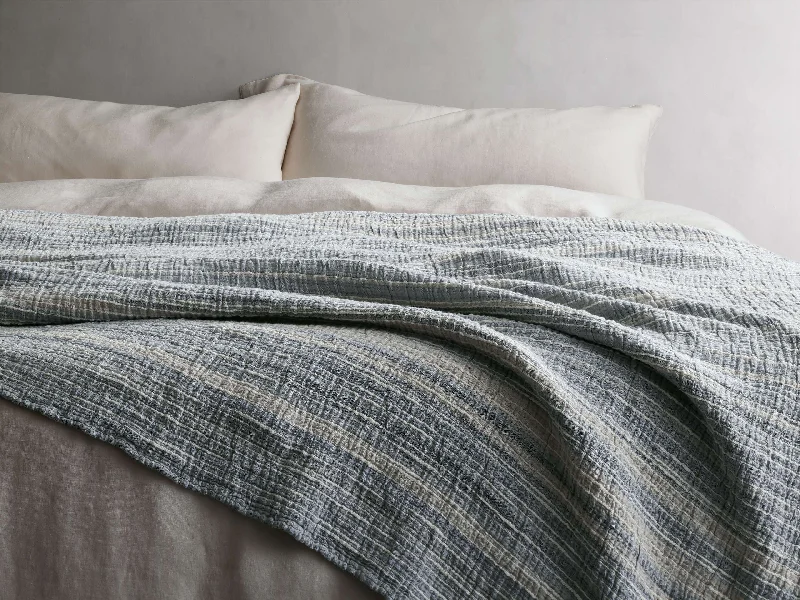 Linen blankets with a rustic and textured lookSelva Bed Blanket
