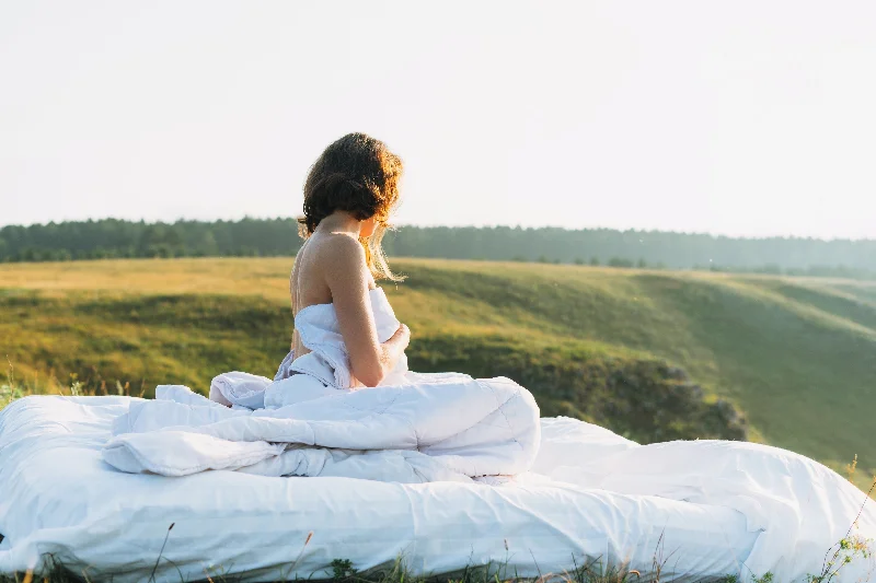 Silk - filled comforters for a luxurious and smooth touchSequoia Lightweight
