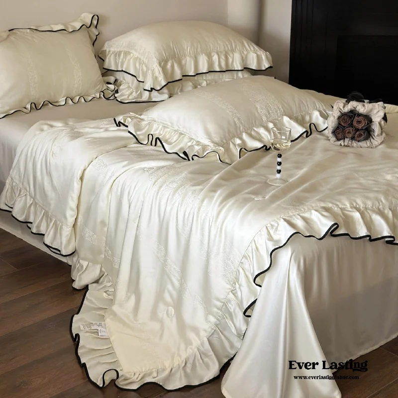 Mohair blankets with a unique sheen and softnessSilky Ruffle Blanket Comforter Set / White Mohair blankets with a unique sheen and softnessSilky Ruffle Blanket Comforter Set / White