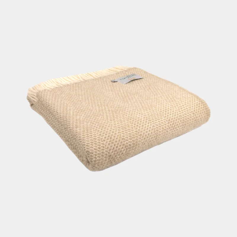 silk bedspreads with a luxurious and smooth textureTweedmill - Oatmeal Beehive Throw 150x183cm silk bedspreads with a luxurious and smooth textureTweedmill - Oatmeal Beehive Throw 150x183cm