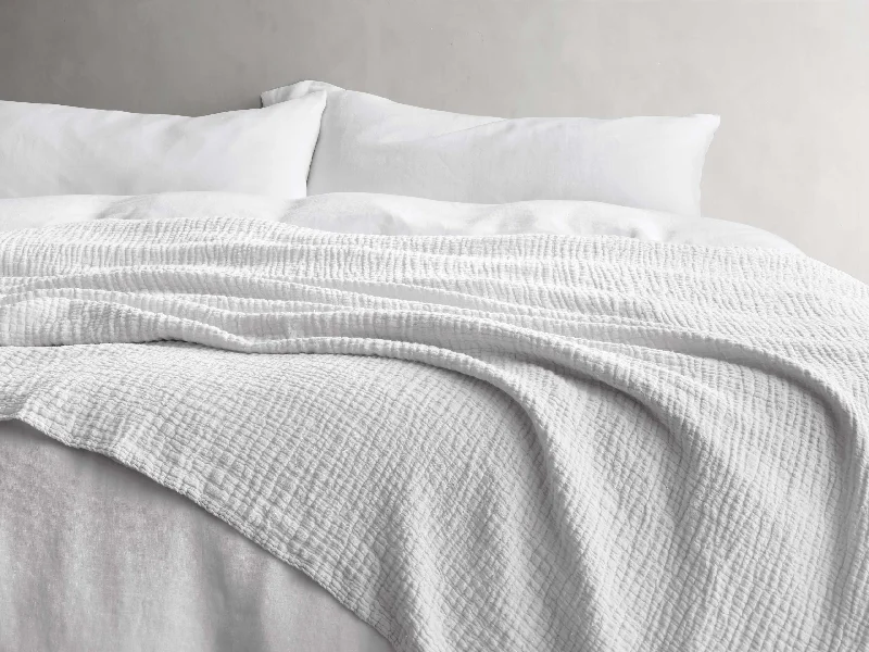 Chenille blankets with a thick and fuzzy textureZehra Linen Bed Blanket